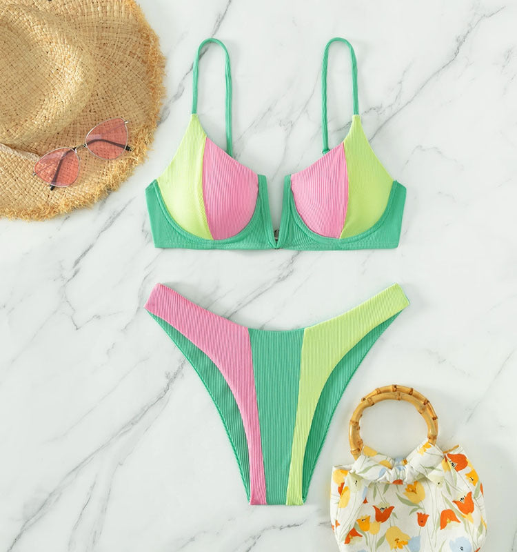 Damern triangel-bikini med modernt färgblockdesign och justerbara axelband Mirla-Eva Jonsson