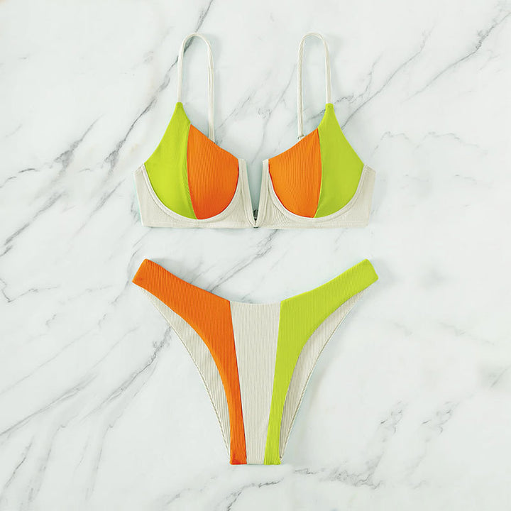Damern triangel-bikini med modernt färgblockdesign och justerbara axelband Mirla-Eva Jonsson