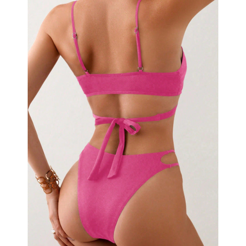 Damern triangelformad bikini med sofistikerad inlindningsdesign och moderiktiga cut-out-detaljer Mirla-Eva Jonsson