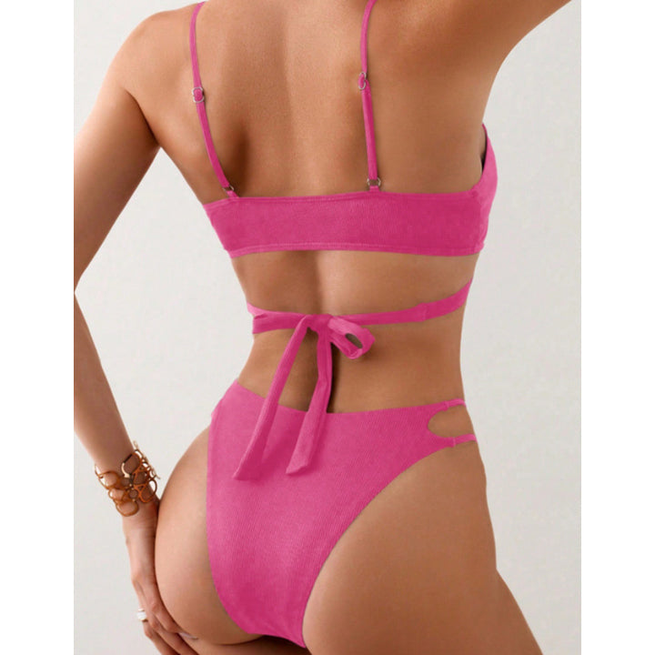 Damern triangelformad bikini med sofistikerad inlindningsdesign och moderiktiga cut-out-detaljer Mirla-Eva Jonsson