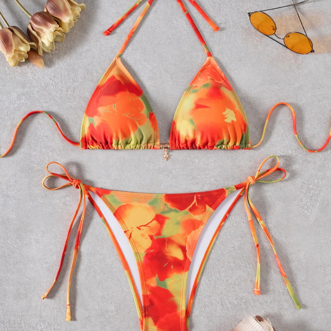 Damern triangels bikini med blommigt mönster och justerbara band Mirla-Eva Jonsson