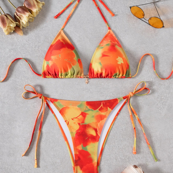 Damern triangels bikini med blommigt mönster och justerbara band Mirla-Eva Jonsson
