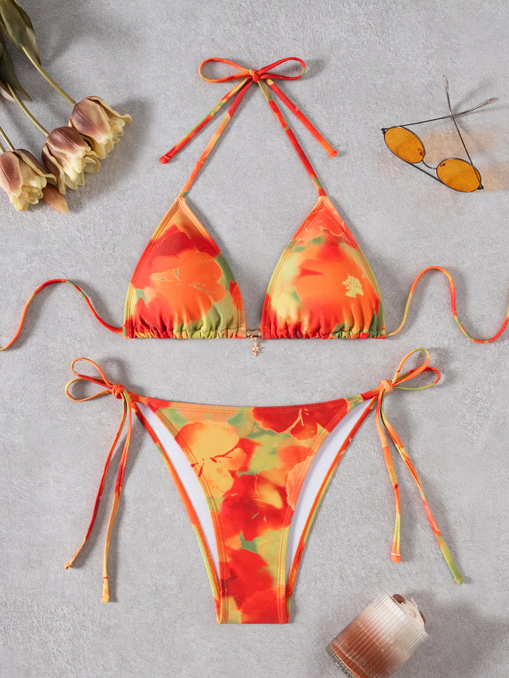 Damern triangels bikini med blommigt mönster och justerbara band Mirla-Eva Jonsson
