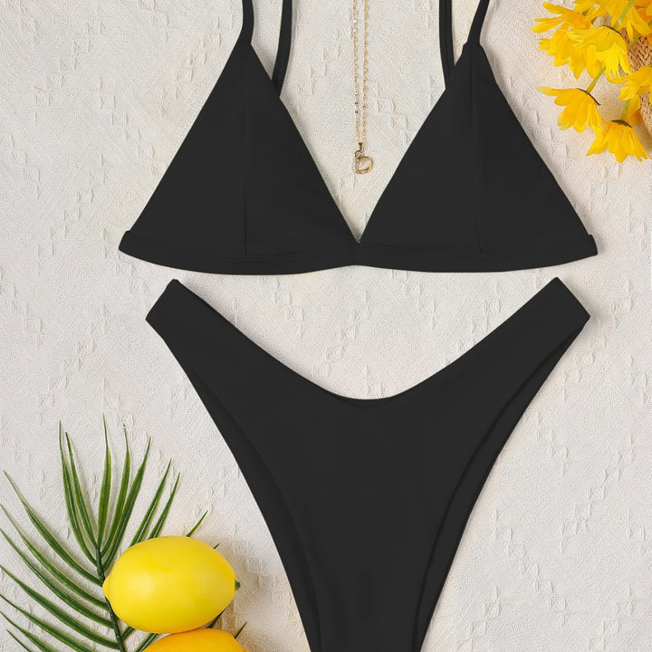 Damern triangulär bikini med högskuret design och fina ribbstrukturer Mirla-Eva Jonsson