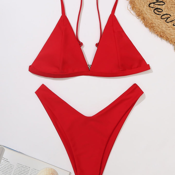 Damern triangulär bikini med högskuret design och fina ribbstrukturer Mirla-Eva Jonsson