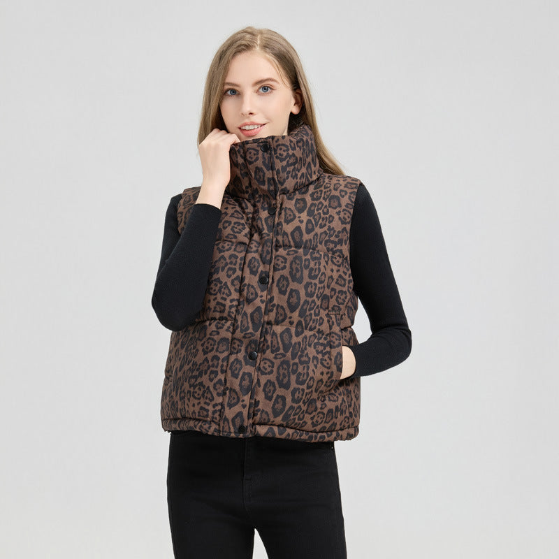 Damern vadderad väst med leopardmönster och hög krage Eva Jonsson-Eva Jonsson