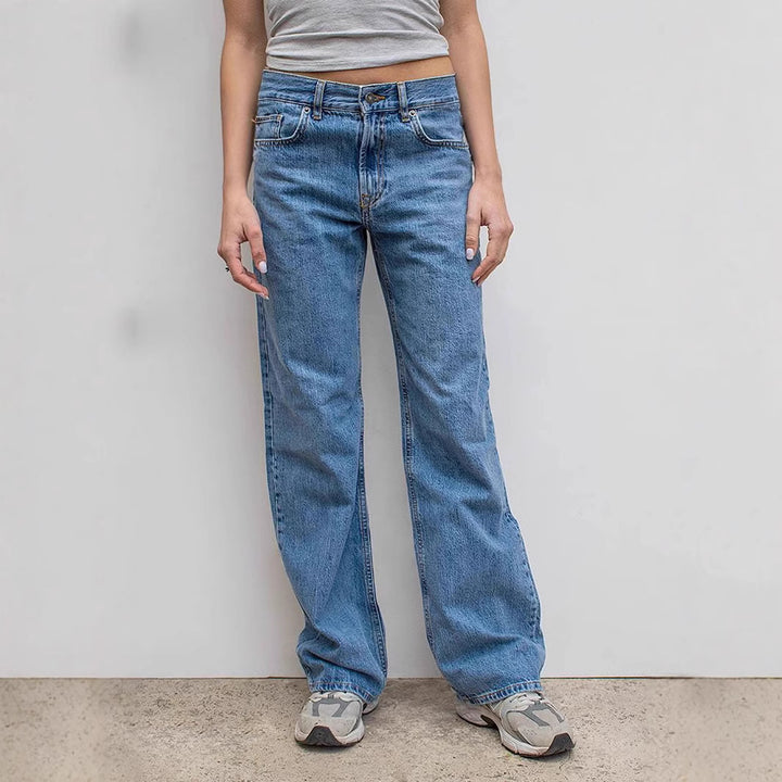 Damern vida jeans med avslappnad passform och fransad fåll Mirla-Eva Jonsson