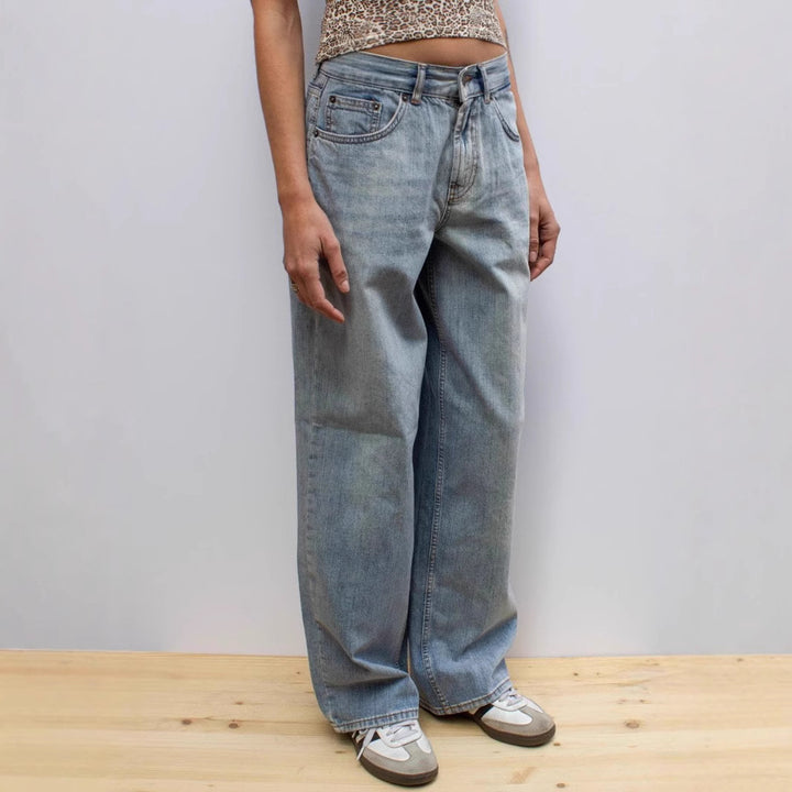 Damern vida jeans med avslappnad passform och fransad fåll Mirla-Eva Jonsson