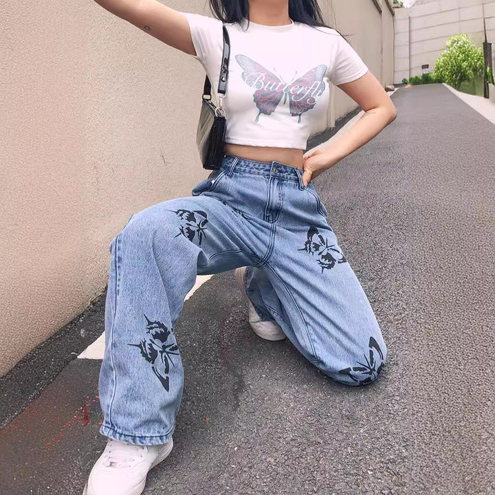 Damern vida jeans med iögonfallande fjärilstryck Mirla-Eva Jonsson