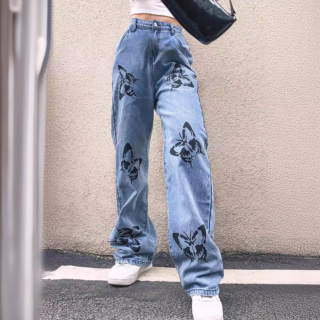 Damern vida jeans med iögonfallande fjärilstryck Mirla-Eva Jonsson