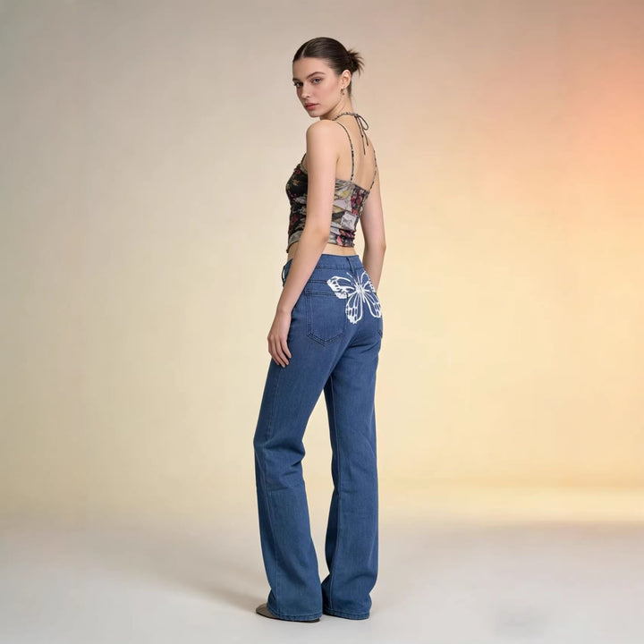 Damern vida jeans med konstnärlig fjärilsdesign Mirla-Eva Jonsson