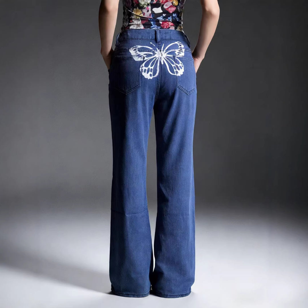 Damern vida jeans med konstnärlig fjärilsdesign Mirla-Eva Jonsson