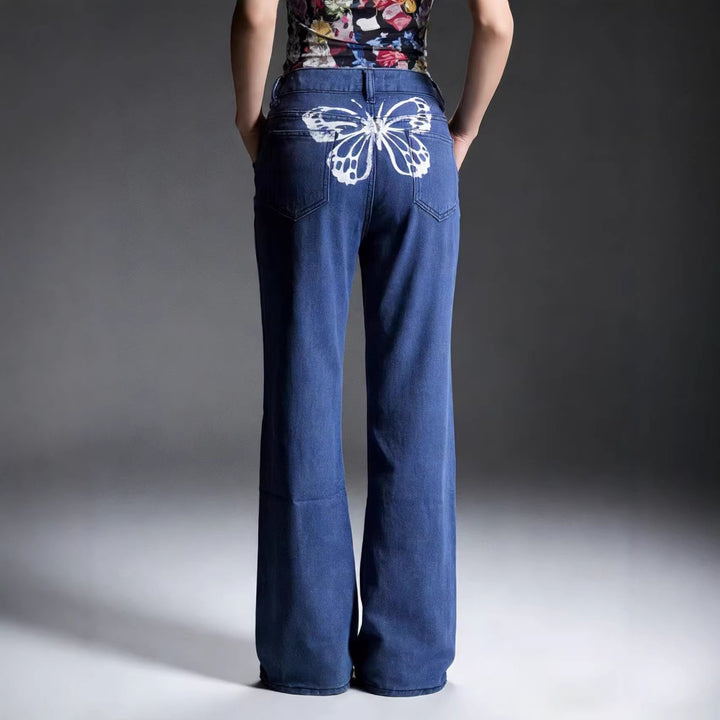 Damern vida jeans med konstnärlig fjärilsdesign Mirla-Eva Jonsson