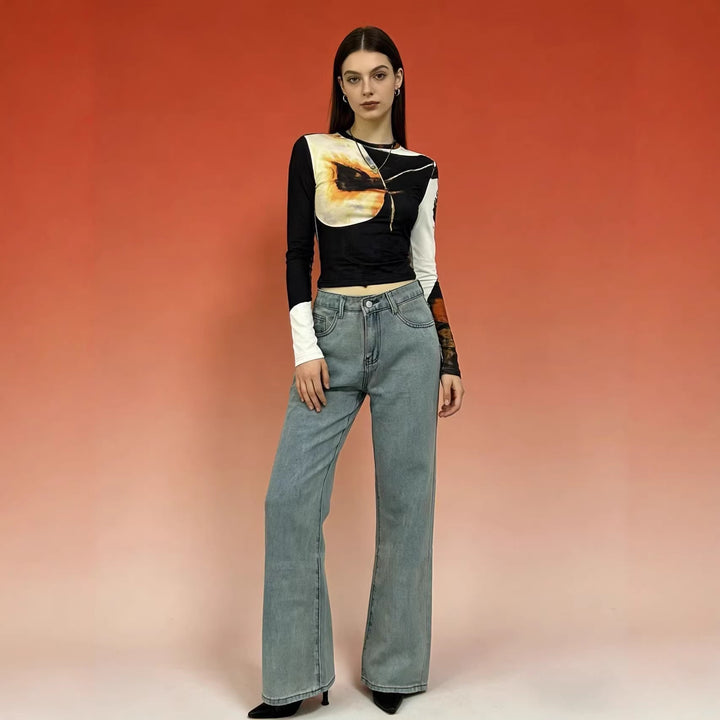 Damern vida jeans med konstnärlig fjärilsdesign Mirla-Eva Jonsson