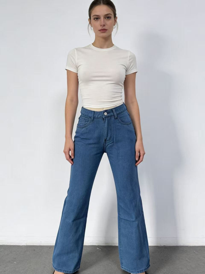 Damern vida jeans med konstnärlig fjärilsdesign Mirla-Eva Jonsson
