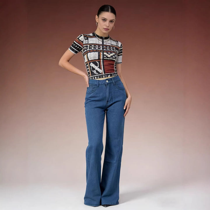Damern vida jeans med konstnärlig fjärilsdesign Mirla-Eva Jonsson