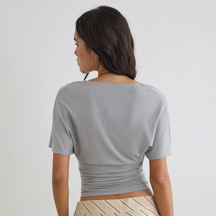 Damern wrap-top med djup V-ringning och volang Mirla-Eva Jonsson
