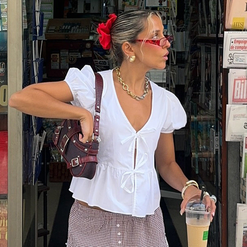 Damern wrap-top med puffärmar och feminin peplum-skjortkant Mirla-Eva Jonsson