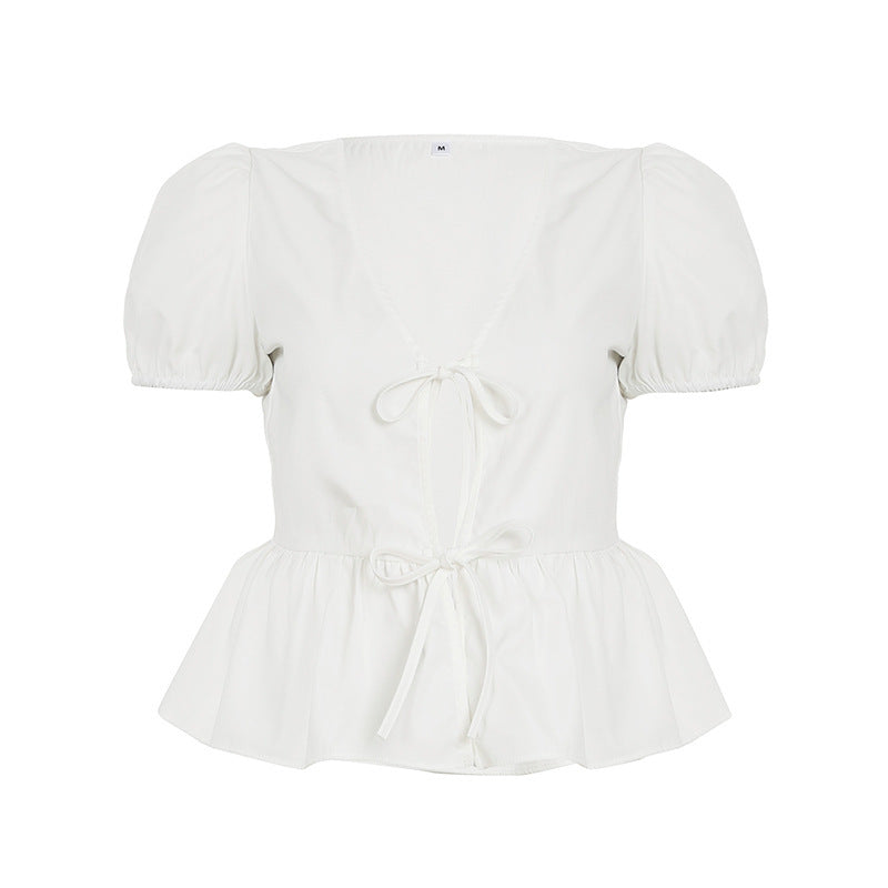 Damern wrap-top med puffärmar och feminin peplum-skjortkant Mirla-Eva Jonsson