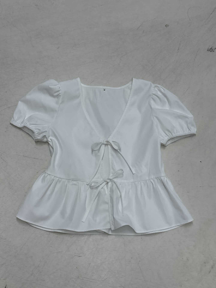 Damern wrap-top med puffärmar och feminin peplum-skjortkant Mirla-Eva Jonsson