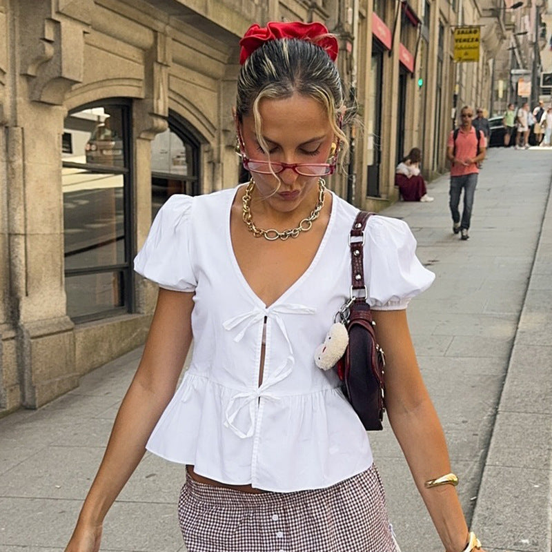Damern wrap-top med puffärmar och feminin peplum-skjortkant Mirla-Eva Jonsson