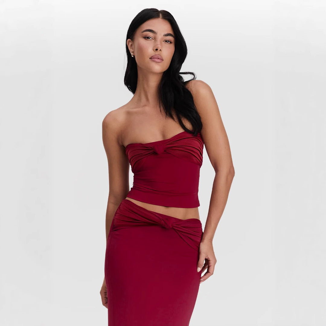 Damern wrap topp med knutdetaljer och figurformande design Mirla-Eva Jonsson