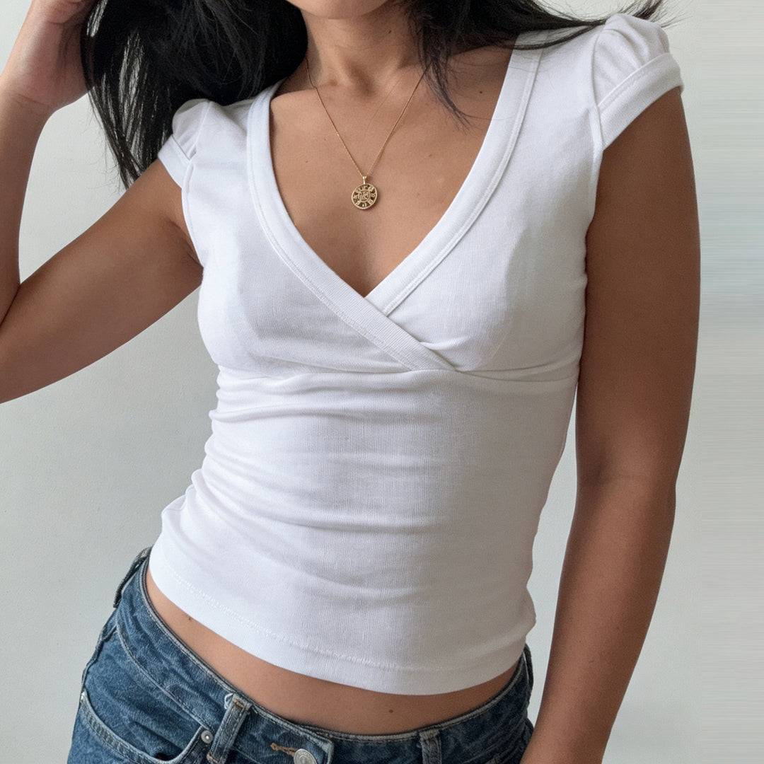 Damern wraps t-shirt med elegant V-ringning och figurnära passform Mirla-Eva Jonsson