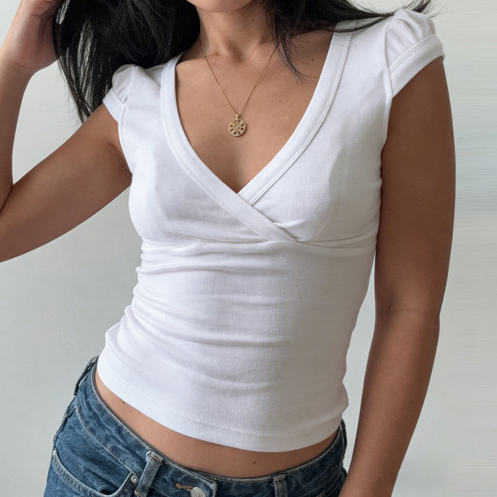 Damern wraps t-shirt med elegant V-ringning och figurnära passform Mirla-Eva Jonsson