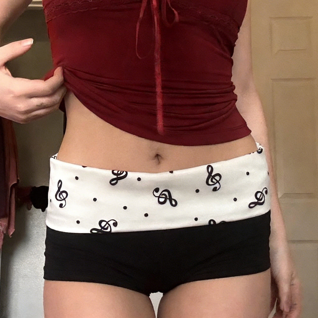 Damerna badshorts med lekfullt notmönster och bekväm midja Mirla-Eva Jonsson
