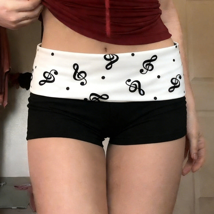 Damerna badshorts med lekfullt notmönster och bekväm midja Mirla-Eva Jonsson