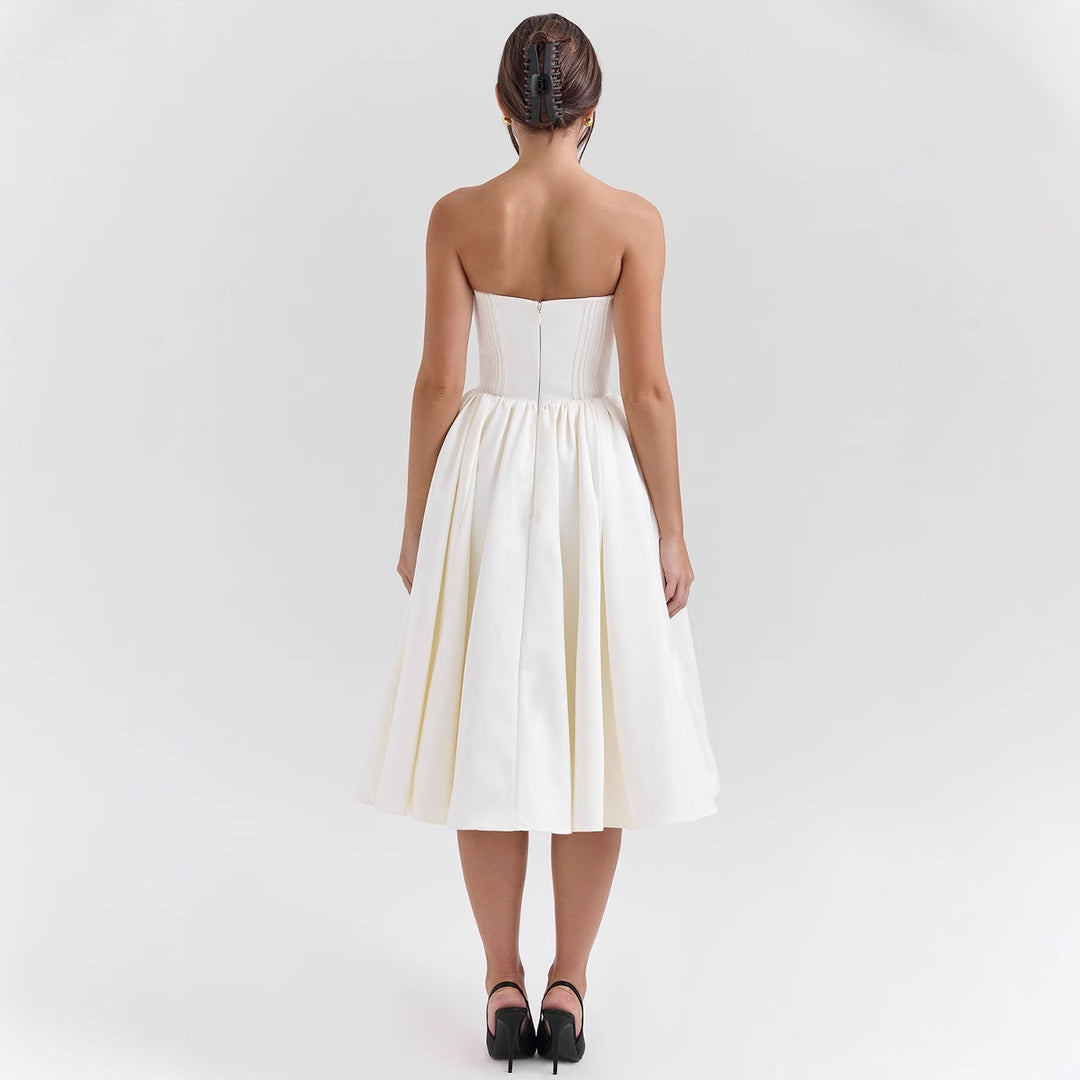 Damerna couture-klänning i en off-the-shoulder bärremdesign med en voluminös kjol Mirla-Eva Jonsson