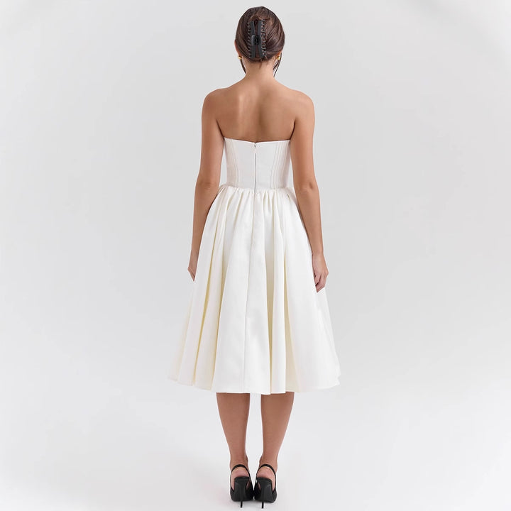 Damerna couture-klänning i en off-the-shoulder bärremdesign med en voluminös kjol Mirla-Eva Jonsson