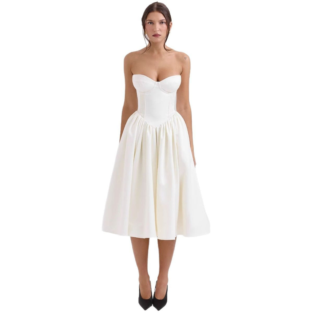 Damerna couture-klänning i en off-the-shoulder bärremdesign med en voluminös kjol Mirla-Eva Jonsson