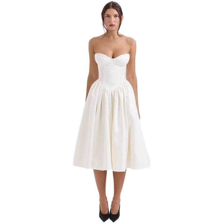 Damerna couture-klänning i en off-the-shoulder bärremdesign med en voluminös kjol Mirla-Eva Jonsson