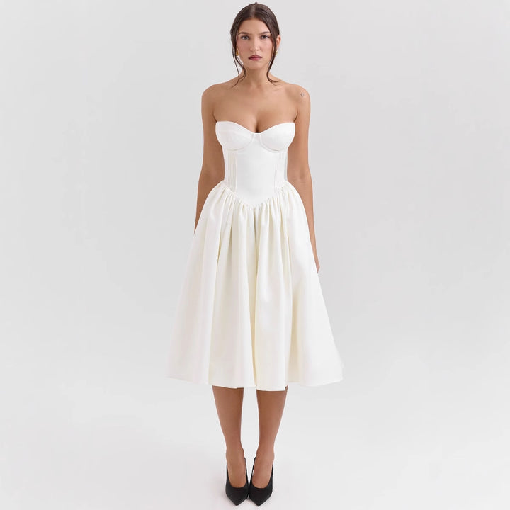 Damerna couture-klänning i en off-the-shoulder bärremdesign med en voluminös kjol Mirla-Eva Jonsson
