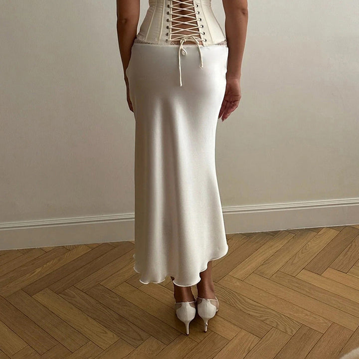 Damerna eleganta satin-dress med fina spetsdetaljer Mirla-Eva Jonsson