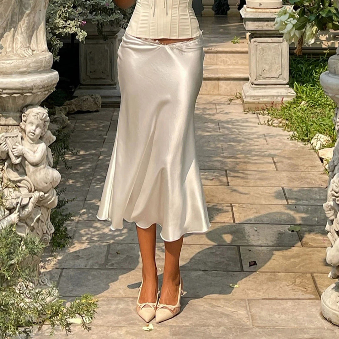 Damerna eleganta satin-dress med fina spetsdetaljer Mirla-Eva Jonsson