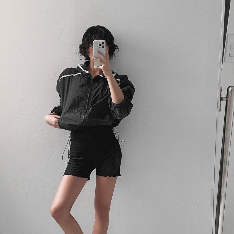Damerna fashionabla cropped jacka med justerbar huva krage Mirla-Eva Jonsson