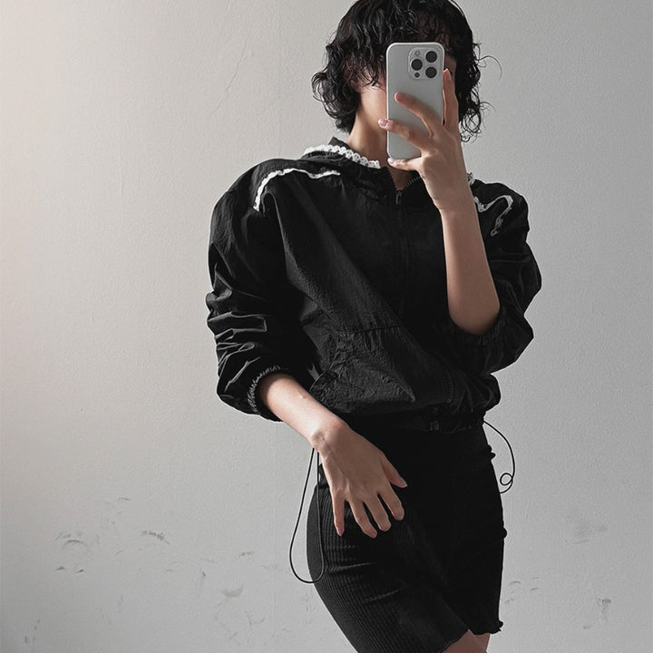 Damerna fashionabla cropped jacka med justerbar huva krage Mirla-Eva Jonsson