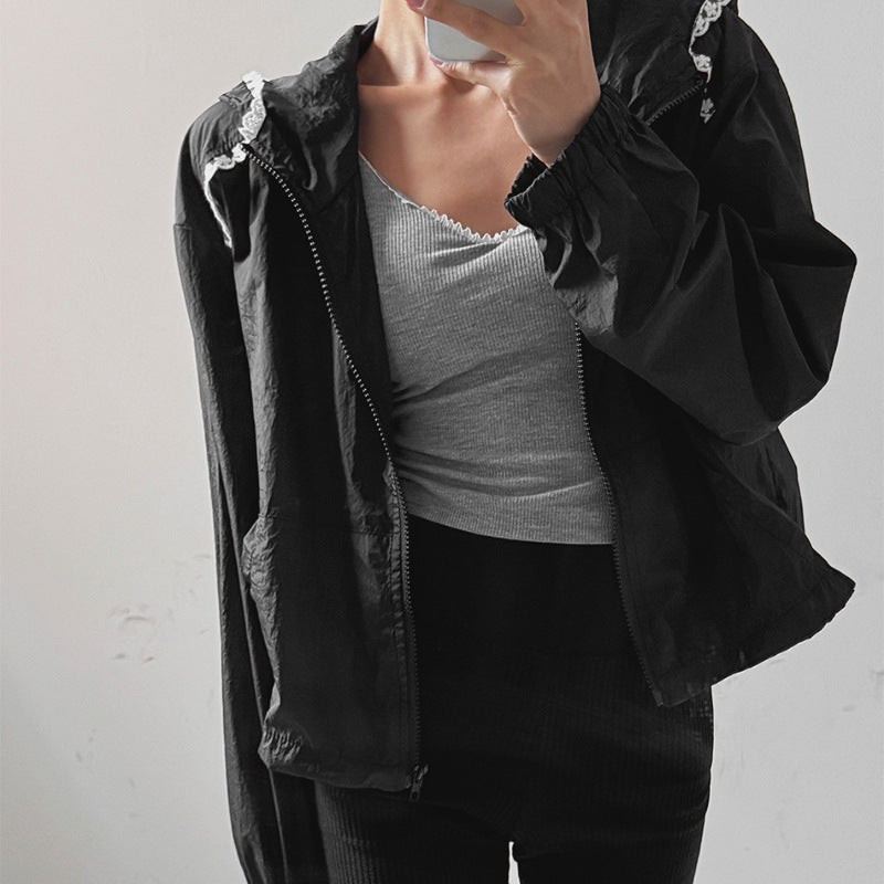 Damerna fashionabla cropped jacka med justerbar huva krage Mirla-Eva Jonsson