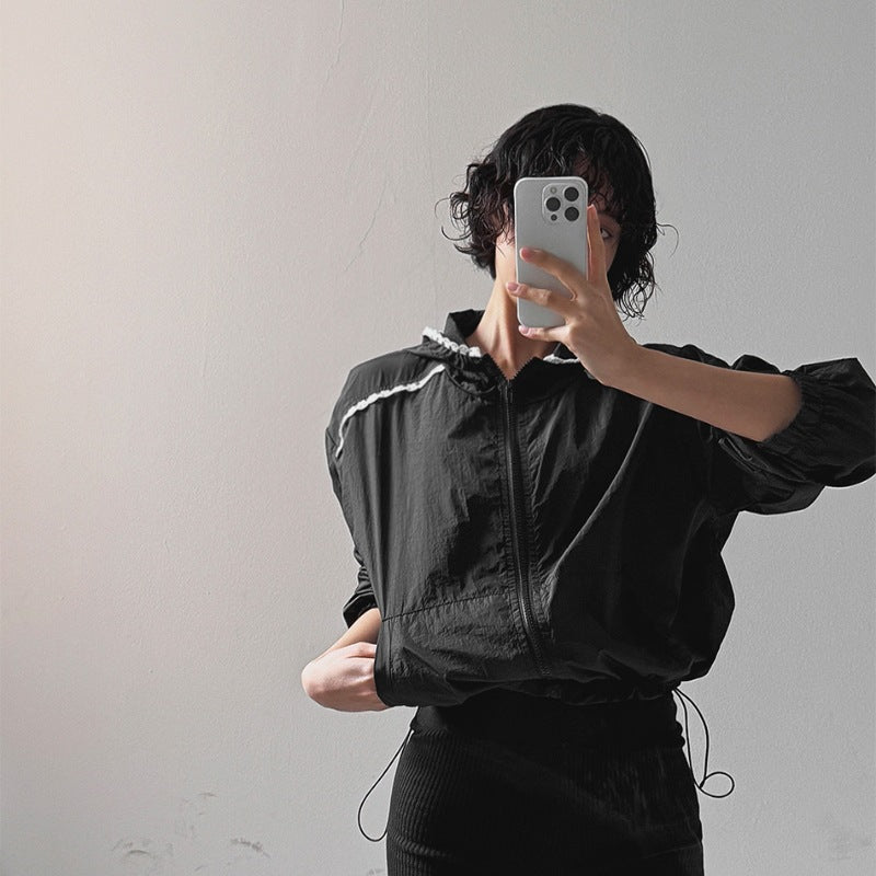 Damerna fashionabla cropped jacka med justerbar huva krage Mirla-Eva Jonsson