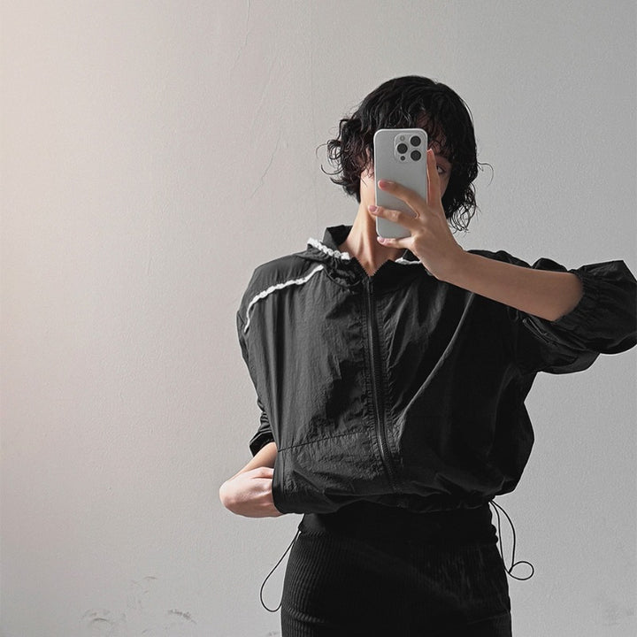 Damerna fashionabla cropped jacka med justerbar huva krage Mirla-Eva Jonsson