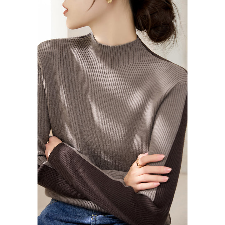 Damerna fashionabla polotröja med texturerad ribbdesign och kontrasterande ärmar Mirla-Eva Jonsson