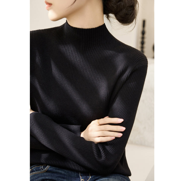 Damerna fashionabla polotröja med texturerad ribbdesign och kontrasterande ärmar Mirla-Eva Jonsson