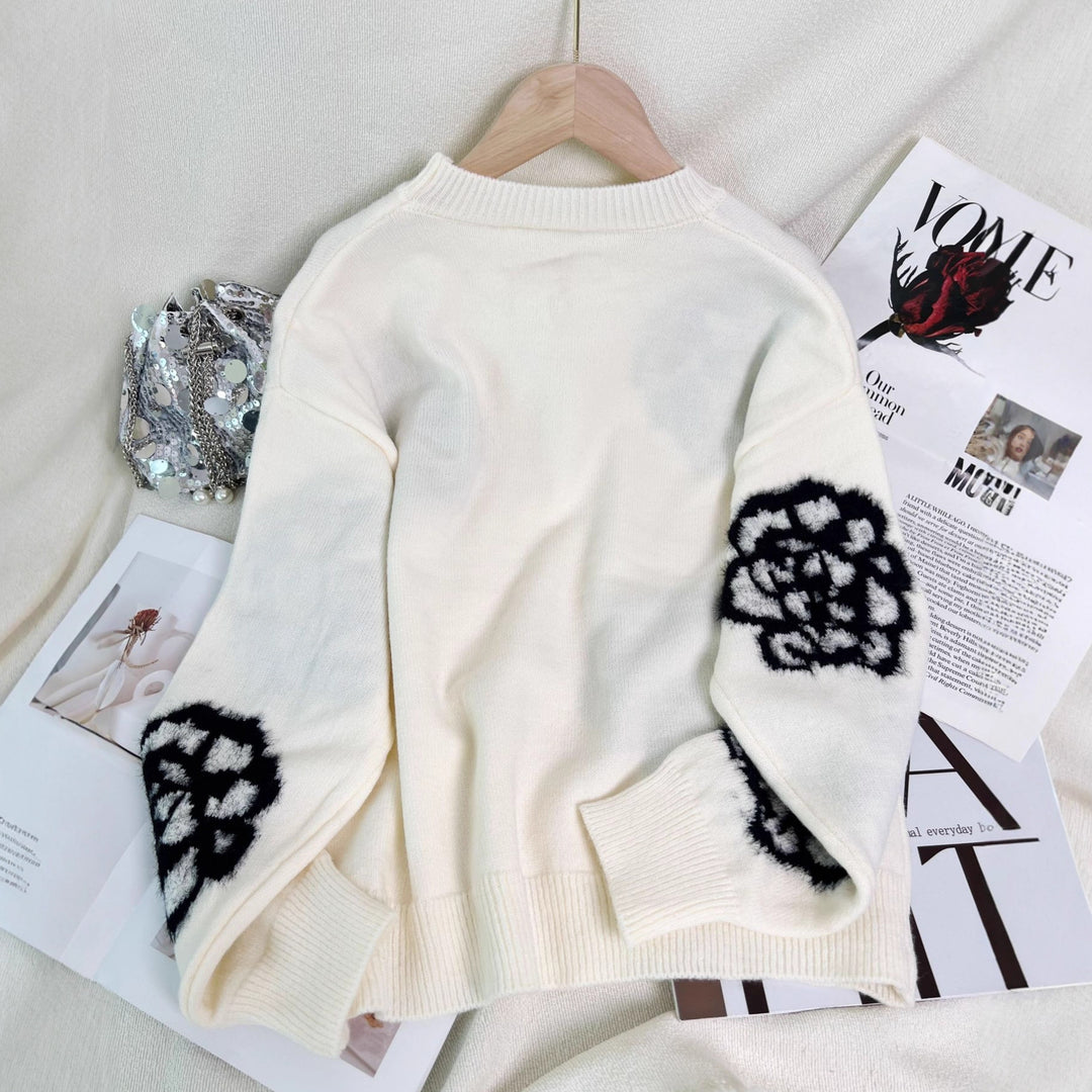 Damerna fashionable pullover med detaljerade blommor appliker och pärl dekorationer Mirla-Eva Jonsson