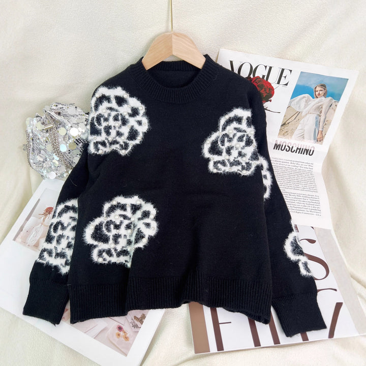Damerna fashionable pullover med detaljerade blommor appliker och pärl dekorationer Mirla-Eva Jonsson
