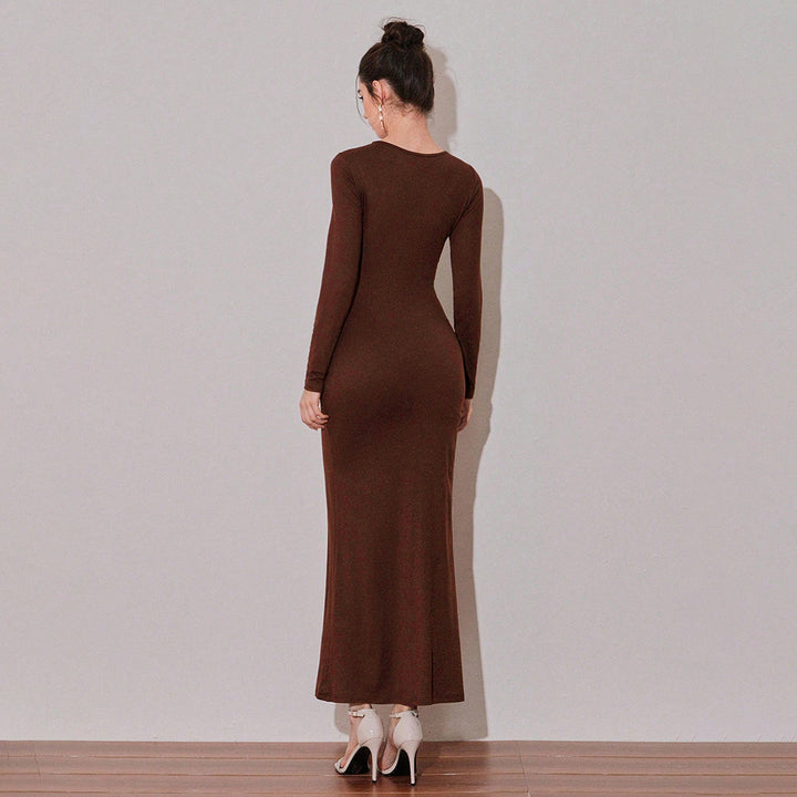 Damerna maxi klänning med asymmetrisk halsringning och sexig drapering Mirla-Eva Jonsson