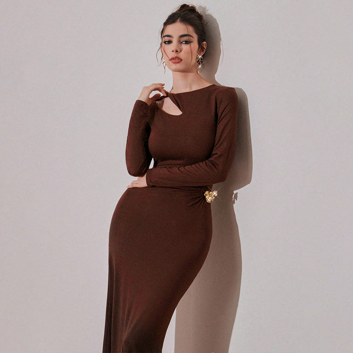 Damerna maxi klänning med asymmetrisk halsringning och sexig drapering Mirla-Eva Jonsson