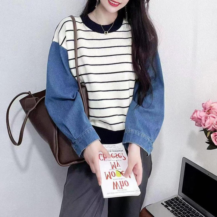 Damerna moderiktiga tröja med denimärmar Mirla-Eva Jonsson