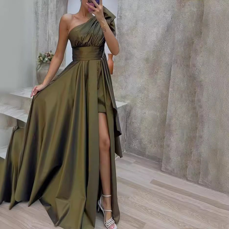 Damernas Asymmetrisk Maxiklänning med Elegant Snitt och Hög Slits Mirla-Eva Jonsson